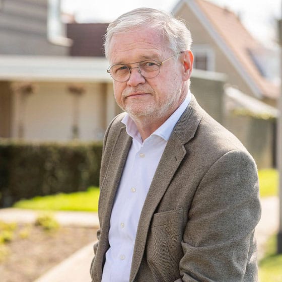Henny in een woonwijk