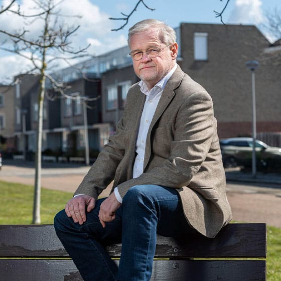 Henny op een bankje