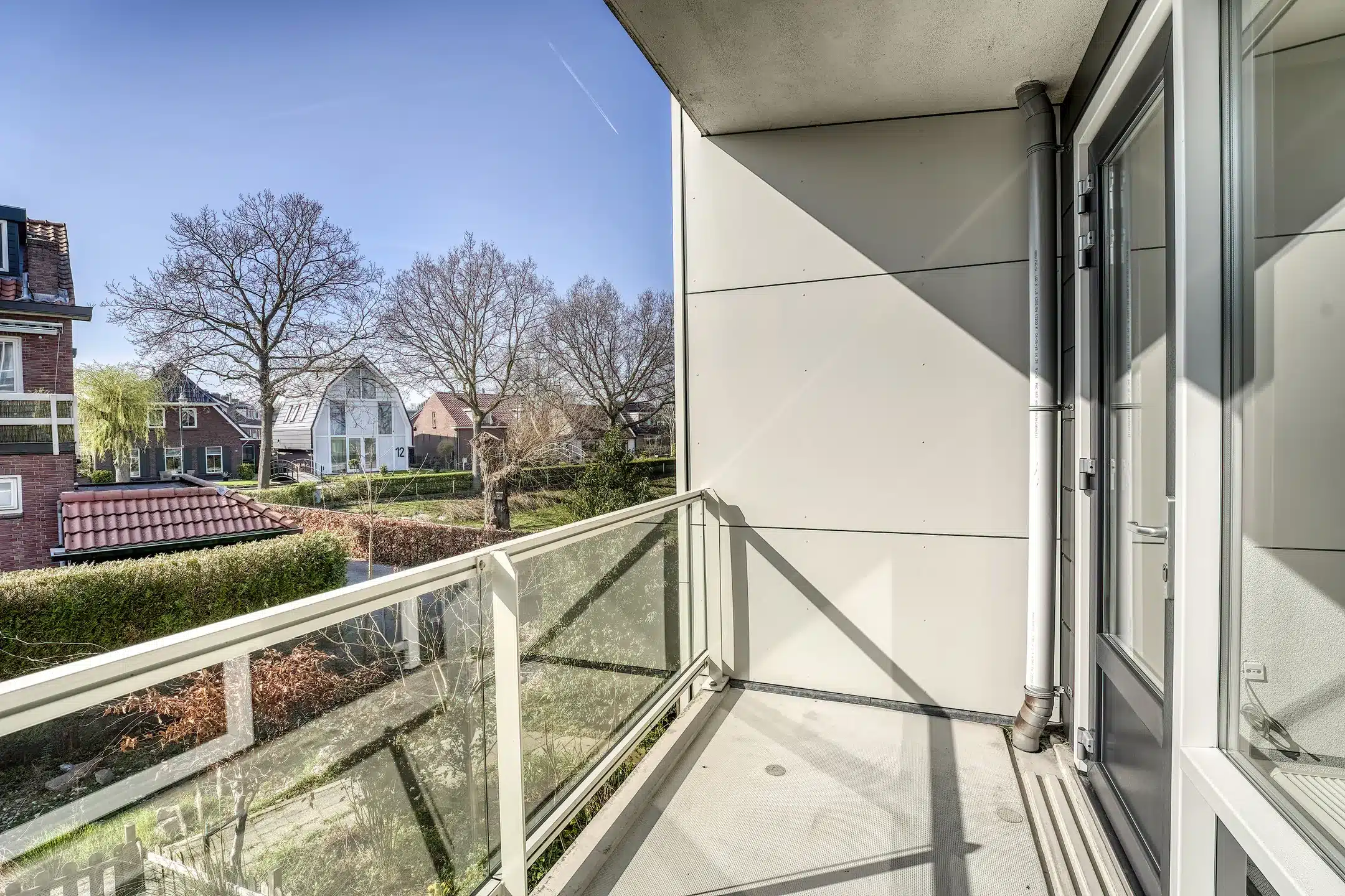 Foto van balkon en woningen bij het water