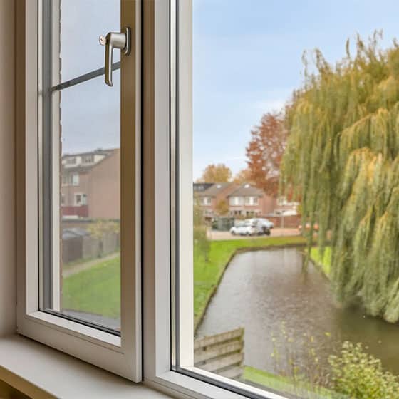 Sneek peek door het raam naar buiten